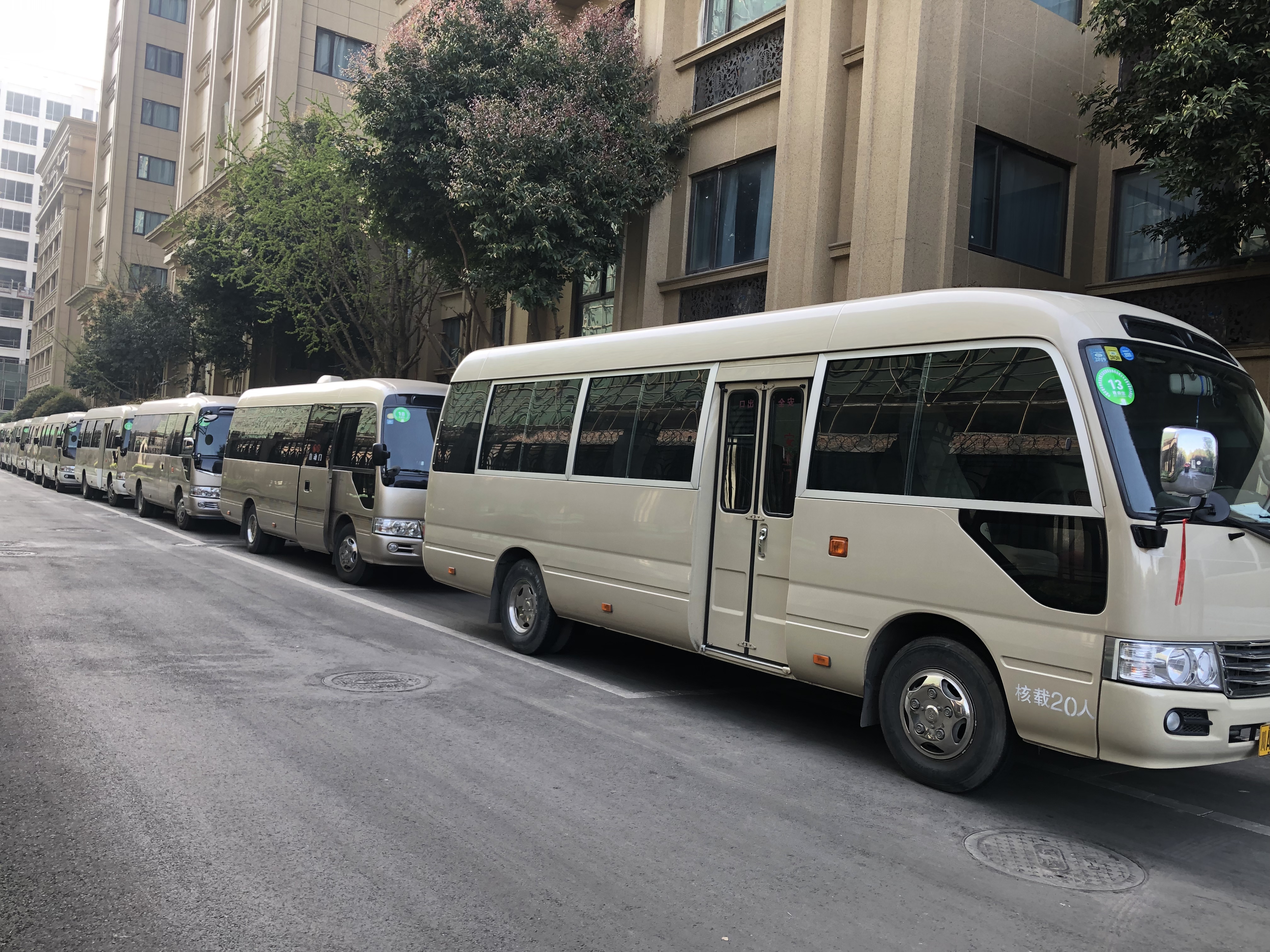 成都包車商務(wù)車帶司機(jī)市區(qū)旅游接送一天大概多少錢