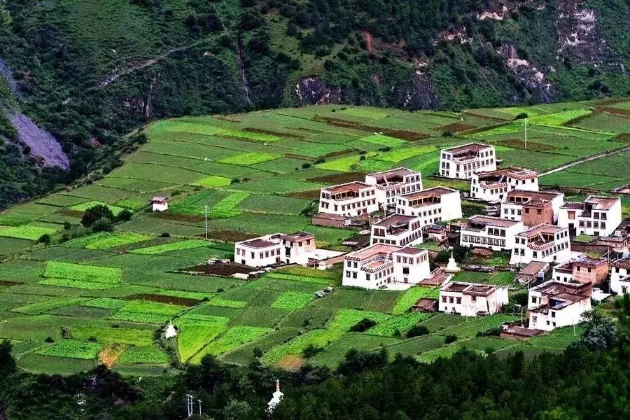 國慶去哪里玩，成都租車自駕去川西，一個(gè)景色媲美西藏的地方